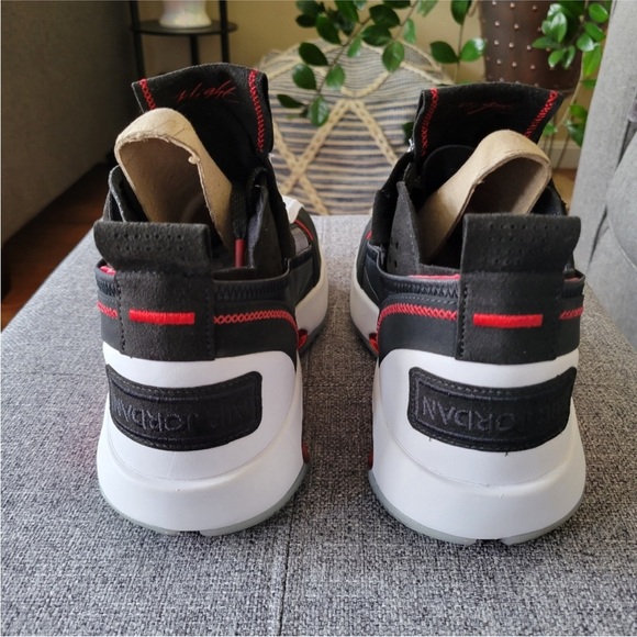 Jordan 34 SE (Size 11) - Picture 6 of 7